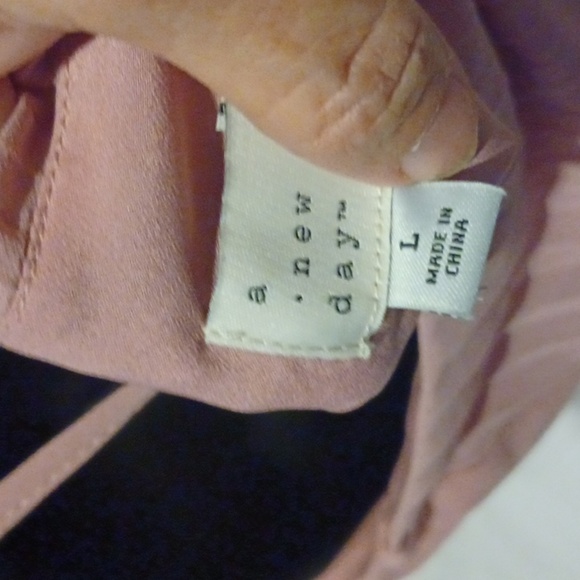 A new day. Beautiful dusty, rose color, pleaded spagetti strap blouse. - Picture 5 of 6